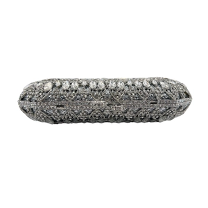 Dettaglio della borsa da sera argento con lussuosa superficie in pavé di strass