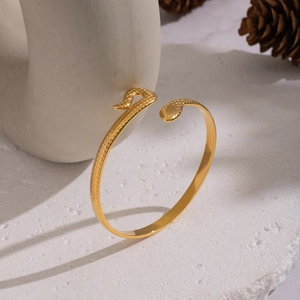 Bracelet serpent ouvert doré à l'or 18 carats avec texture d'écailles élégante pour femme