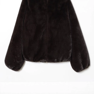Vue arrière d'une veste en fausse fourrure marron foncé avec col rond et texture peluche