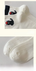 Detail of reinforced heel and seamless toe on white ribbed cat embroidery cotton socks