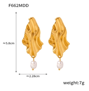 Vue détaillée de boucles d'oreilles dorées plissées avec perles, 5,8cm sur 2,28cm