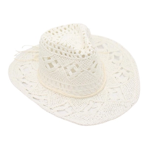 Vue détaillée d'un chapeau de cowboy blanc en paille avec des motifs évidés sur le bord