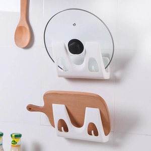 Wandmontage kunststof keukenrek voor pandeksels en houten snijplanken aan de muur