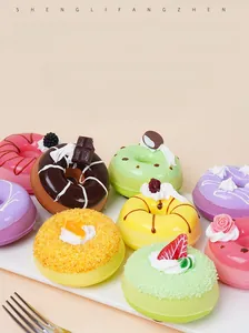 Detailopname van kleurrijke PU faux donut magneten met crème- en fruit toppings