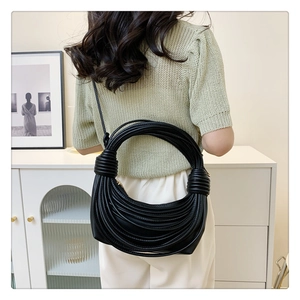 Sac à bandoulière en cuir noir unique avec un design de cercles multicouches