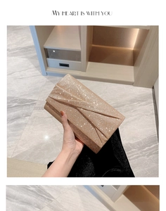 Vue détaillée du sac de soirée doré avec texture pailletée et design plissé élégant