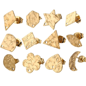 Dettaglio di perni per orecchini geometrici dorati con texture martellata per creazione gioielli