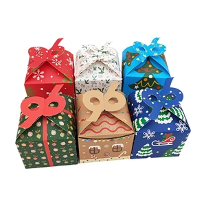 Set mit 6 verschiedenen Weihnachtsgeschenkboxen mit festlichen Mustern und Schleifen