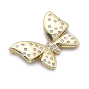 Détail d'un pendentif papillon plaqué or serti de cristaux de zircone cubique étincelants