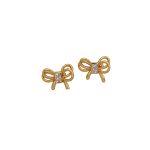 Boucles d'oreilles nœuds dorés double couche avec zircon rectangulaire sur fond blanc