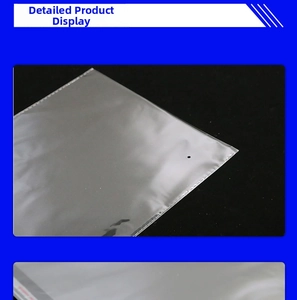 Detalle de la bolsa de plástico transparente autoadhesiva con diseño de orificio de aire