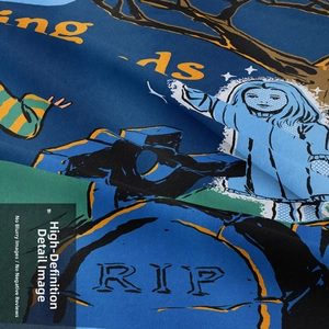 Dettaglio del tessuto dell'arazzo di Halloween con stampa tomba RIP e trama blu