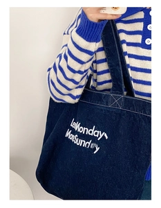 Détail du sac cabas en denim bleu marine avec broderie blanche Less Mondays More Sundays