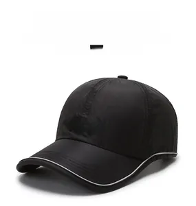 Detail der schwarzen Sport-Baseballkappe mit weißer Paspel und SPORTS-Stickerei