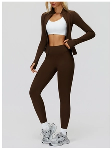 Détail de la veste de sport marron à fermeture éclair, passe-pouces et legging de yoga