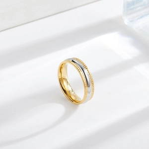 Anello bicolore in acciaio inossidabile placcato oro 18k con bordi a trama spigata