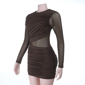 Dettaglio del patchwork in mesh e della trama arricciata su questo vestito marrone