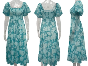 Détail de robe fleurie sarcelle avec buste smocké, col carré et manches bouffantes