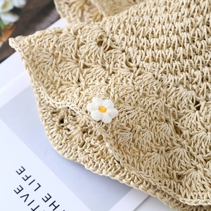 Chapeau de paille d'été élégant pour femme avec crochet et détail de fleur marguerite