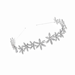 Serre-tête argenté élégant avec flocons étoiles et perles sur fond blanc pur