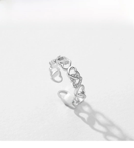 Detailansicht des s925 Silber-Herzrings mit hohlem Design und funkelnden Zirkonsteinen
