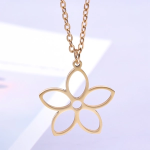 Vista dettagliata di un ciondolo a fiore placcato oro con design minimalista traforato