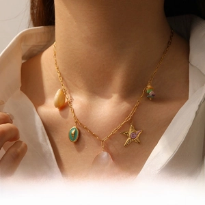 Détail d'un collier doré avec étoile de mer et pierres colorées porté par un mannequin