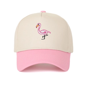 Detailansicht der Flamingo-Stickerei auf einer zweifarbigen beige-rosa Trucker-Mütze