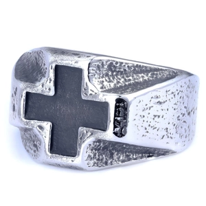 Makroaufnahme von gotischem Edelstahlring mit schwarzem Kreuz und strukturierter Oberfläche
