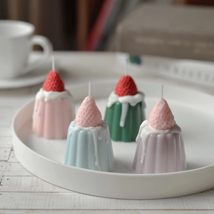 Strawberry Pudding Cake Shaped Scented Candle Soy Beeswax Handmade Aromatherapy Home Decor Realistic Dessert Gift Prop