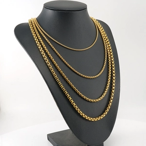 Colliers en acier inoxydable plaqué or 18K sur un mannequin de cou noir élégant
