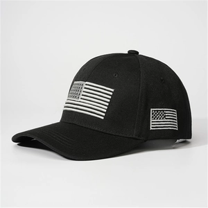 Détail de la broderie du drapeau américain blanc sur une casquette de baseball noire