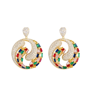 Boucles d'oreilles créoles plaquées or 18K avec zircons multicolores et pavé de cristaux