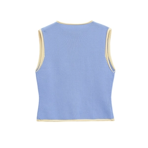 Détail de la texture en maille verticale et du liseré beige de ce gilet bleu sans manches