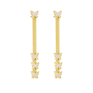 Détail de boucles d'oreilles pendantes dorées à chaîne serpent et papillons blancs