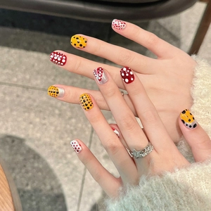 Faux ongles faits main à pois rouges et jaunes avec design artistique pour femmes