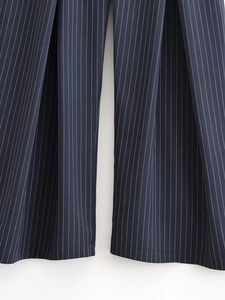 Gros plan détaillé du pantalon large à rayures tennis bleu marine avec texture de tissu riche