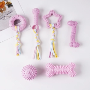 Detailansicht eines 6-teiligen rosa Kauspielzeug-Sets aus Baumwollseil und Gummi