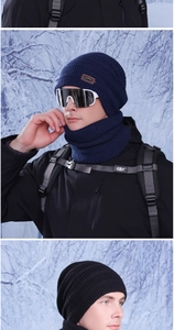 Dettaglio del set berretto e scaldacollo in maglia blu scuro con toppa in pelle marrone