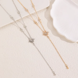 Détails de colliers en Y dorés et argentés avec pendentifs soleil et cristaux brillants