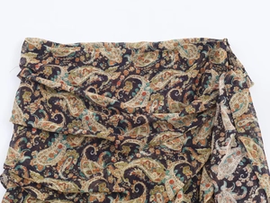 Détail de taille haute plissée et motif paisley vintage sur une robe légère marron