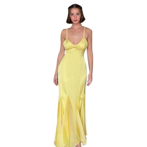 Robe longue élégante en satin jaune vif avec col en V et ourlet sirène