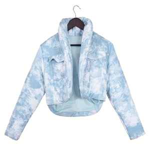 Détail du col montant et du motif marbré bleu sur cette veste matelassée courte