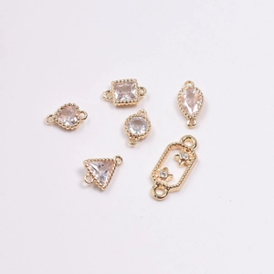 Détail de connecteurs plaqués or 14K avec zircons pour la création de bijoux DIY