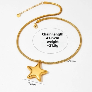 Dettaglio di una collana a catena serpente dorata da 3mm con ciondolo a stella da 34mm