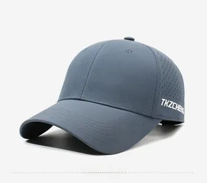 Dettaglio del cappellino da baseball grigio-blu ad asciugatura rapida con fori laser