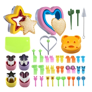 Set de 42 emporte-pièces pour sandwichs avec moules en cœur et pics alimentaires animaux