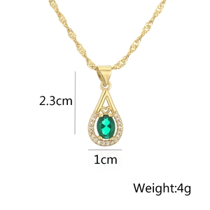 Dettaglio del pendente a goccia placcato oro 18K con pietra verde e cristalli