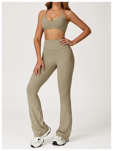 Detalle de los pantalones de yoga acampanados y el sujetador deportivo de cuello halter