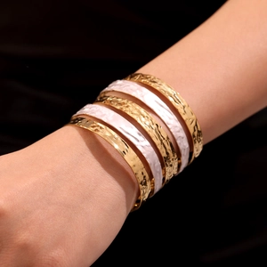 Ensemble de bracelets joncs martelés plaqués or 18K et émail blanc au style minimaliste